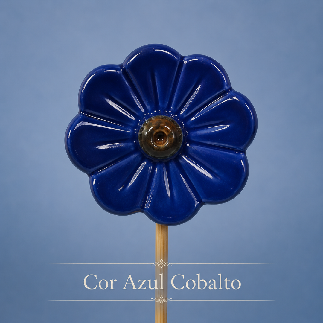 Flor de cerâmica azul cobalto com centro castanho, em vareta de madeira