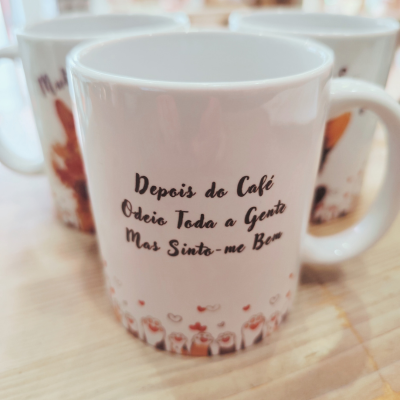Caneca branca de cerâmica com texto em português e padrão de flores e corações na base