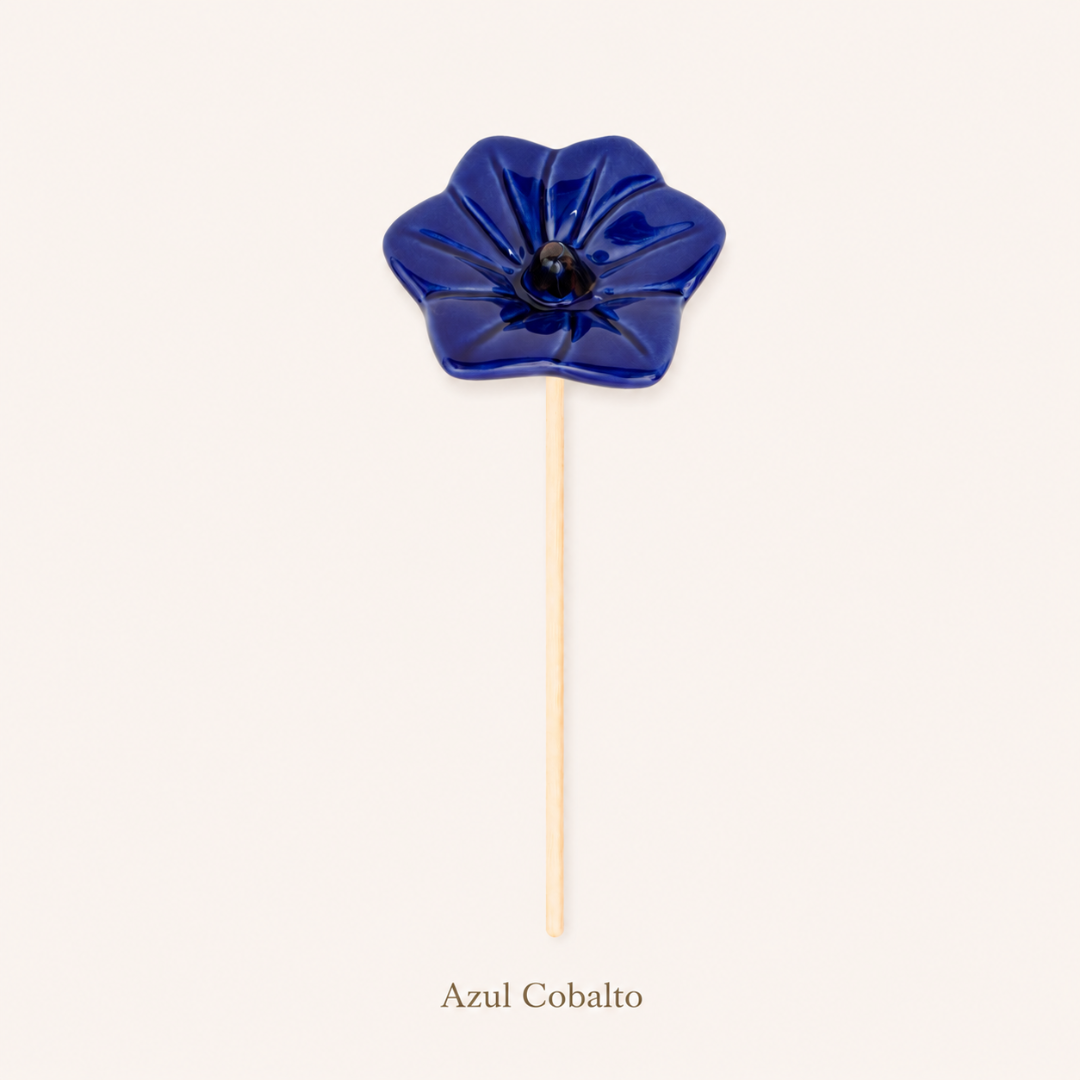 Flor decorativa azul cobalto em cerâmica com haste de madeira