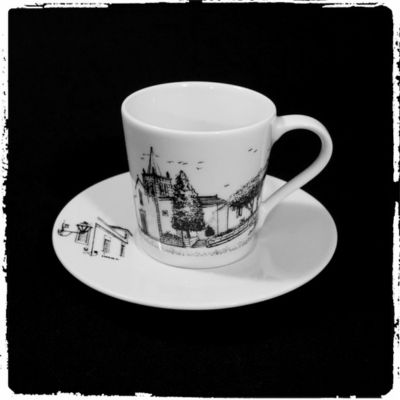 chávena e prato em porcelana branca com desenho preto