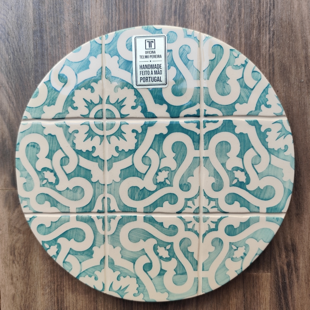 Azulejos redondos decorativos azuis e bege com etiqueta na superfície de madeira.