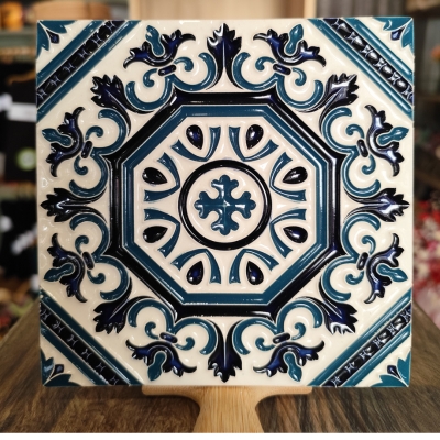 Azulejo cerâmico decorativo com padrão azul e branco