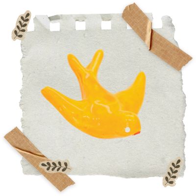 Adesivo de pássaro amarelo em papel com fita castanha e decoração de folhas