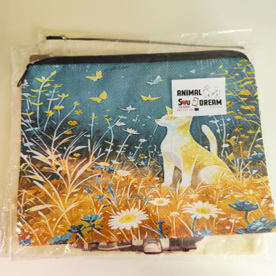 Estojo tecido com estampa de cão, flores e borboletas, com etiqueta ANIMAL SOU DREAM