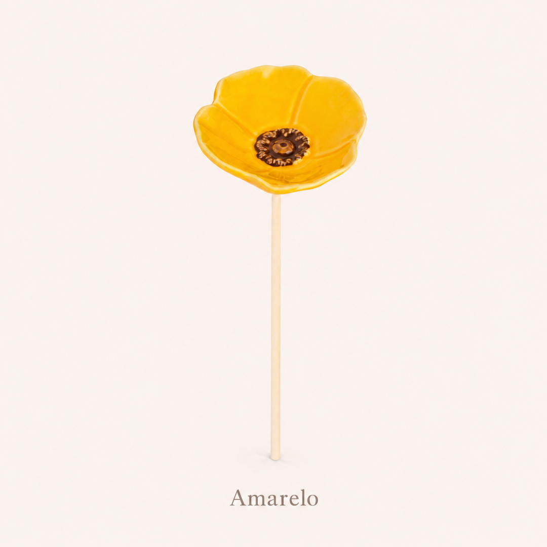 Flor decorativa amarela em cerâmica com haste de madeira
