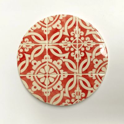 Prato redondo decorativo com padrão geométrico vermelho e bege feita de azulejos