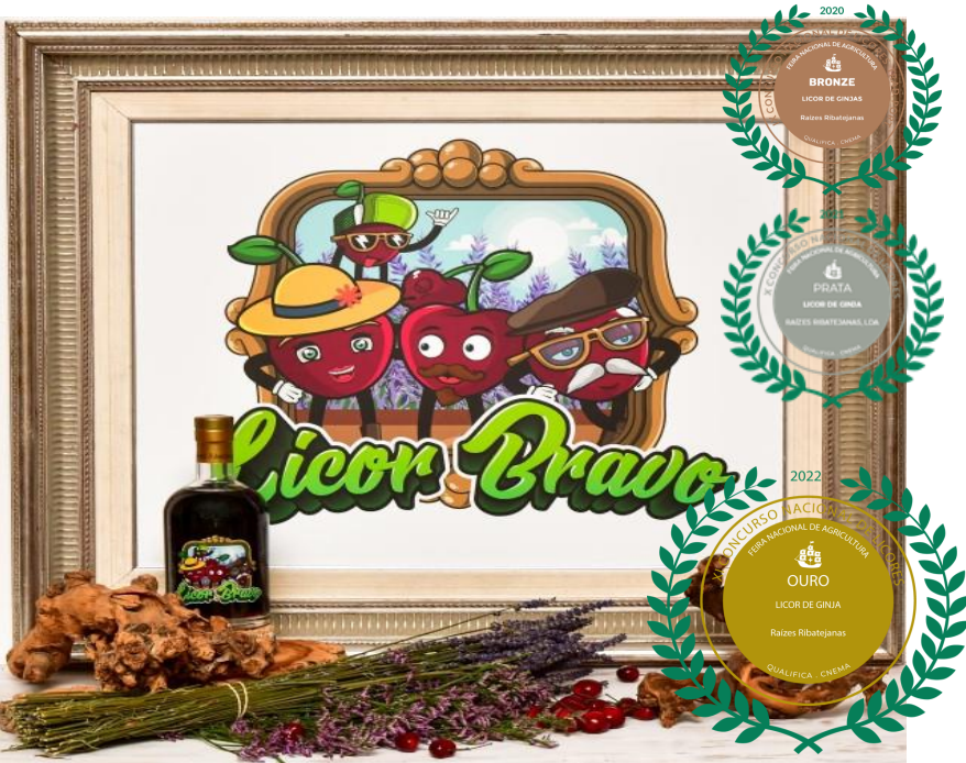 Garrafa escura com rótulo colorido Licor Bravo junto a quadro ilustrativo, ervas secas e selos de prémios