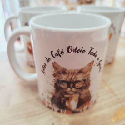 Caneca branca com gato e texto Aposta do Café Odeio Toda a Gente