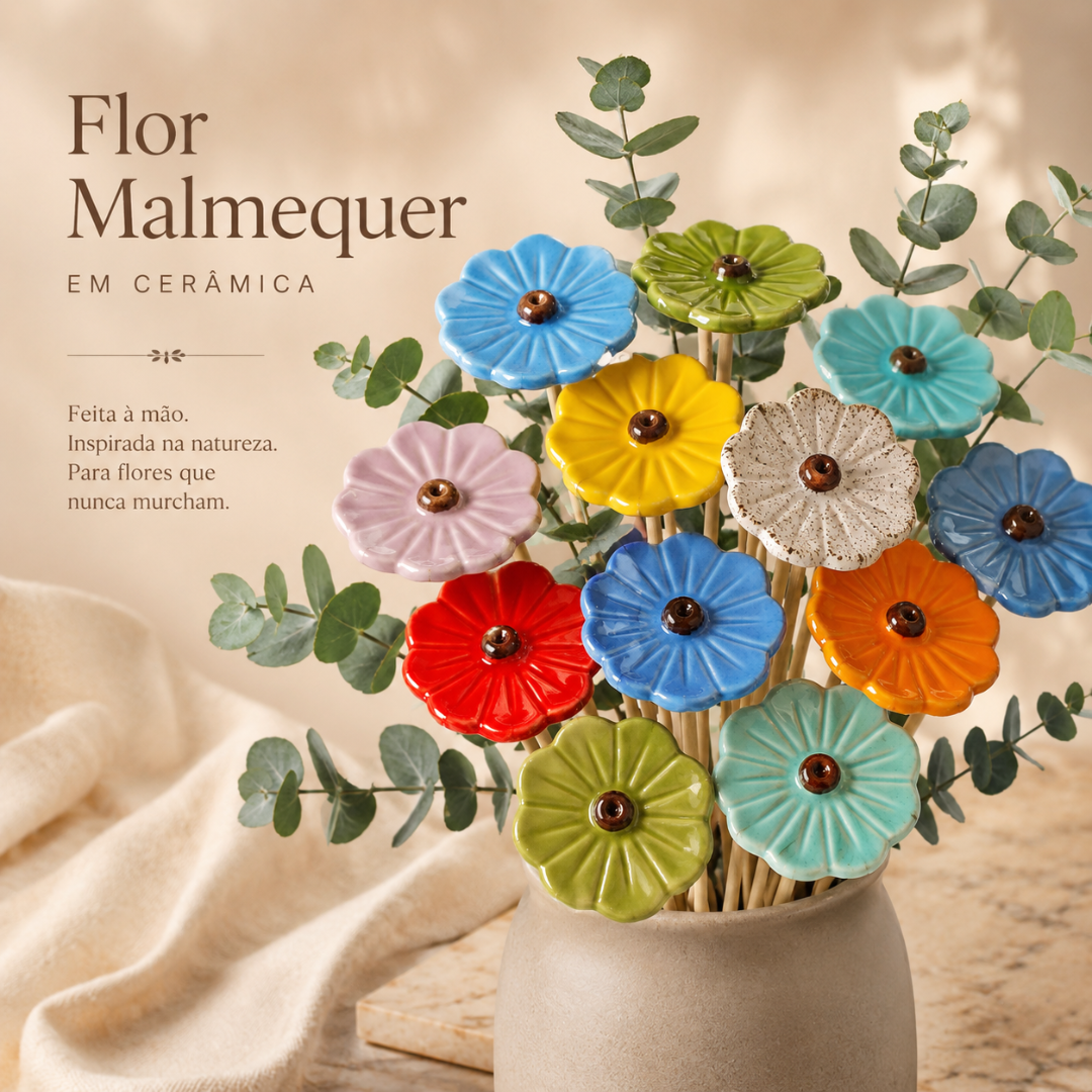 Flores decorativas em cerâmica colorida num vaso cinzento.