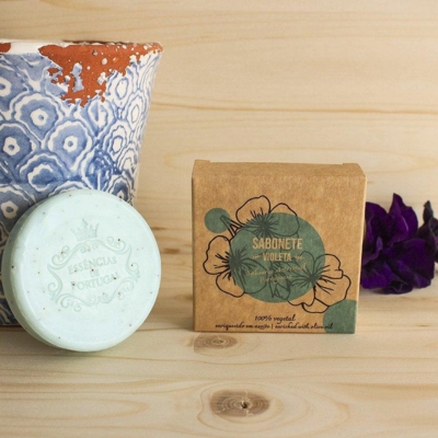Sabonete de violeta em barra com embalagem de papel castanho e vaso cerâmico decorativo