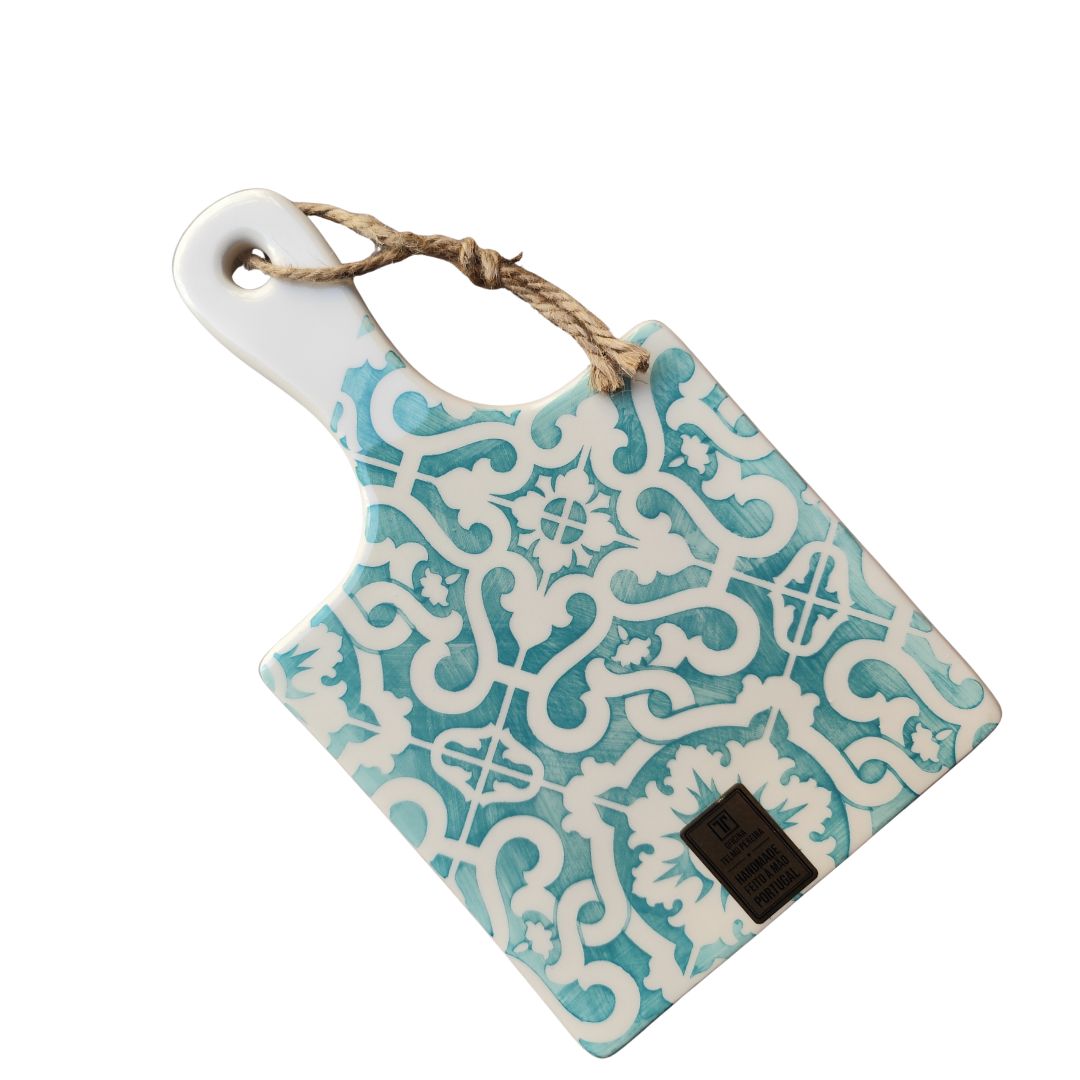 Tábua cerâmica azul e branca com corda para pendurar