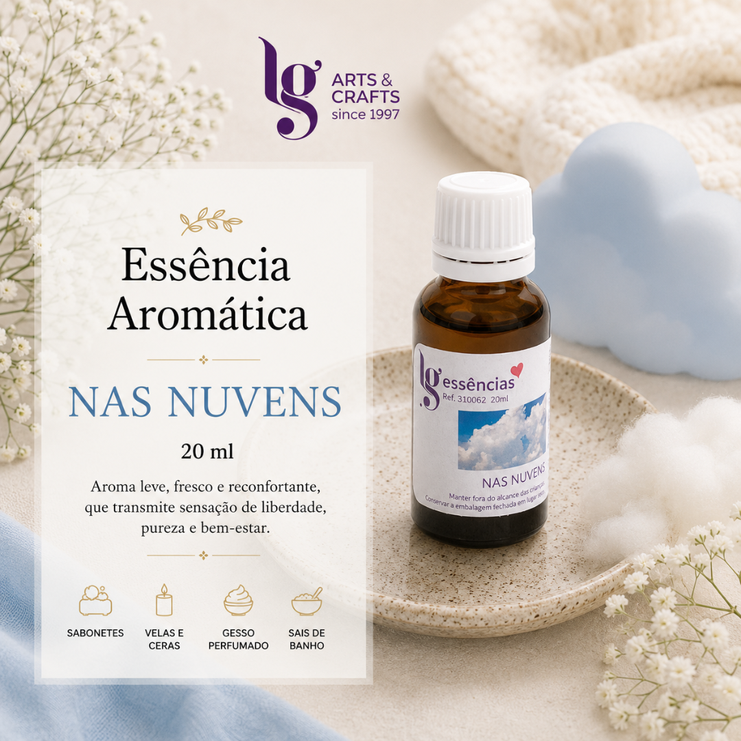 frasco de essência aromática NAS NUVENS com etiqueta mostrando nuvens e colocado num prato de cerâmica