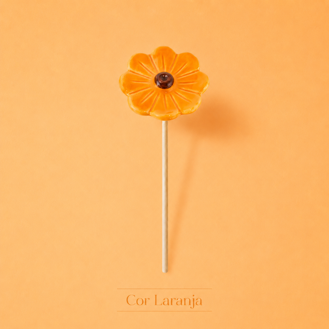 Pirulito laranja em forma de flor sobre fundo laranja com texto Cor Laranja