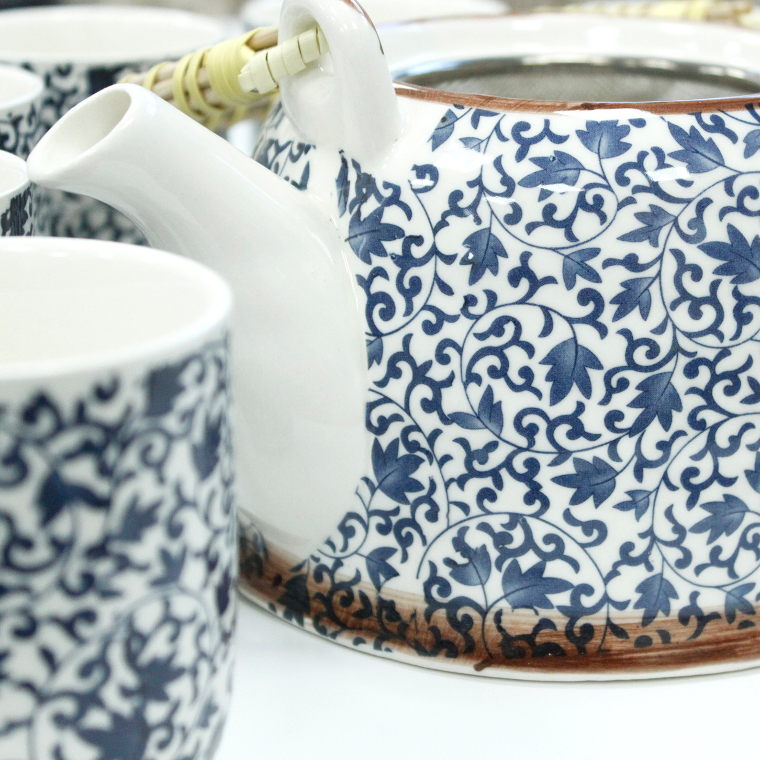 Conjunto de chá em porcelana azul e branco com padrão floral e alça de bambu
