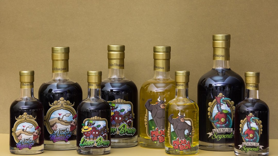 Nove garrafas com rótulos ilustrados coloridos contendo diferentes líquidos