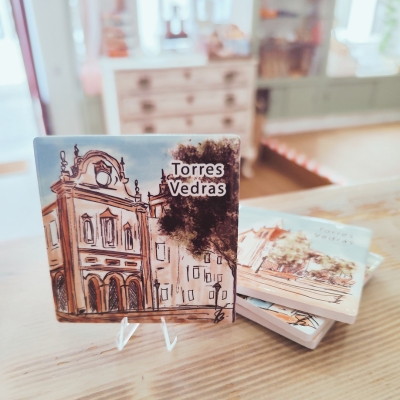 Azulejo decorativo com ilustração de edifício e texto Torres Vedras