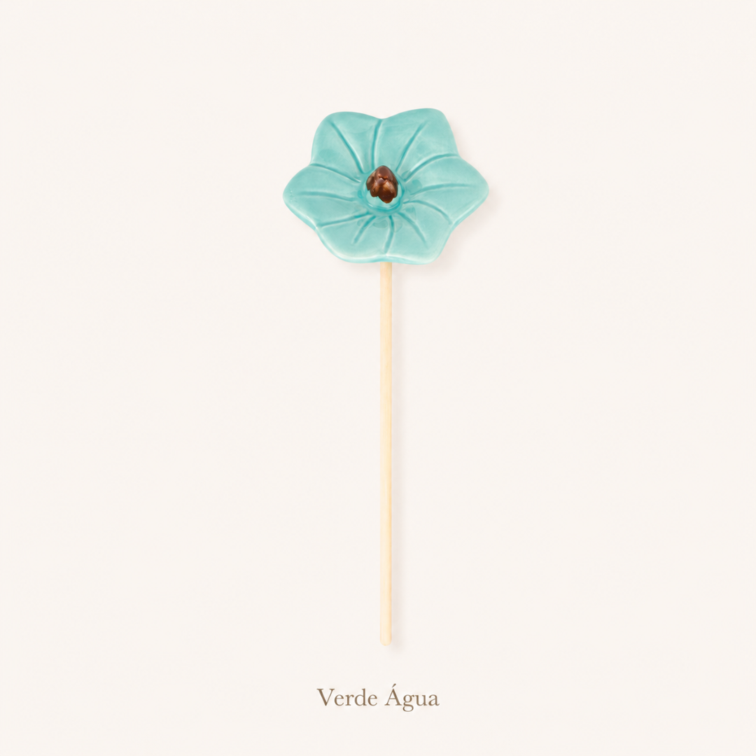 Pauzinhos com flores de cerâmica azul turquesa em fundo creme com texto Verde Água