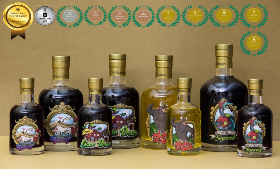 Sete garrafas decorativas com rótulos ilustrados e prémios em fundo castanho