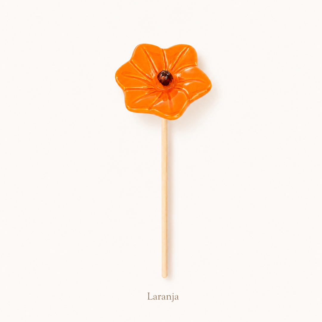 Flor decorativa laranja em cerâmica com caule de madeira