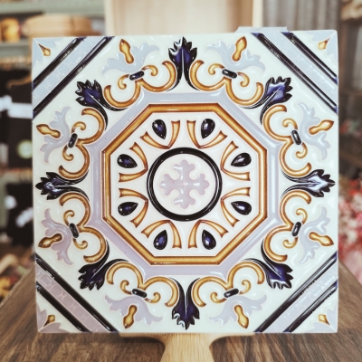 Azulejo decorativo quadrado com padrão geométrico colorido