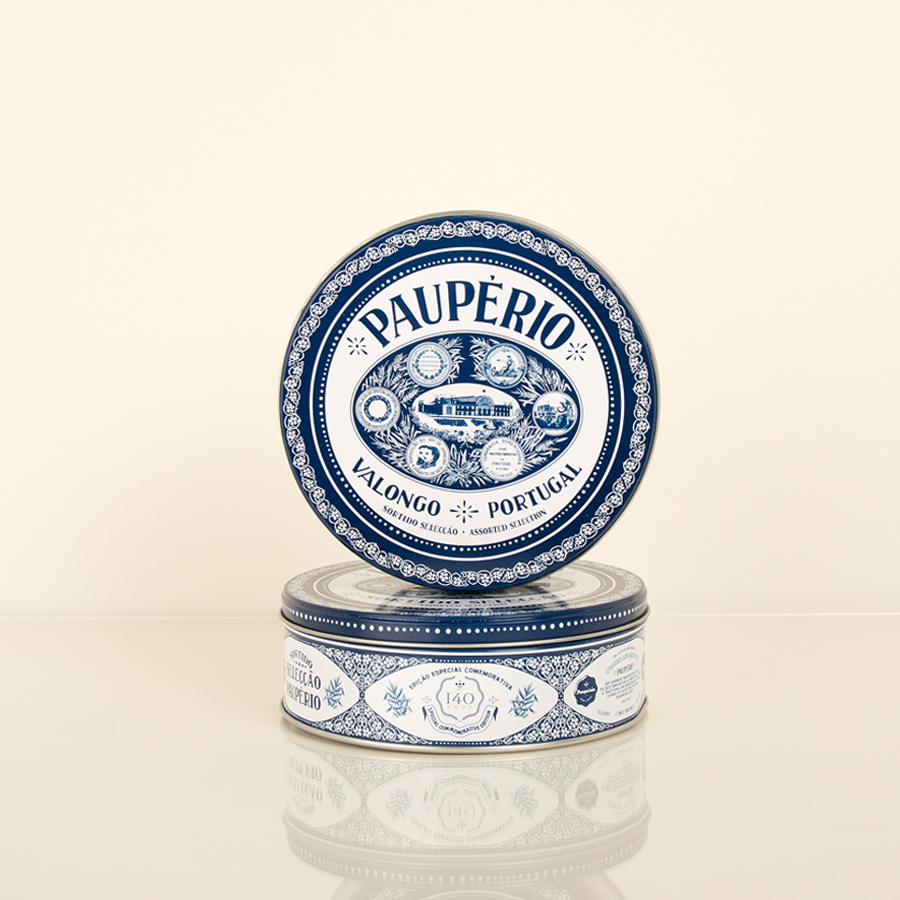 Lata decorativa azul e branca com texto Paupério e desenhos detalhados