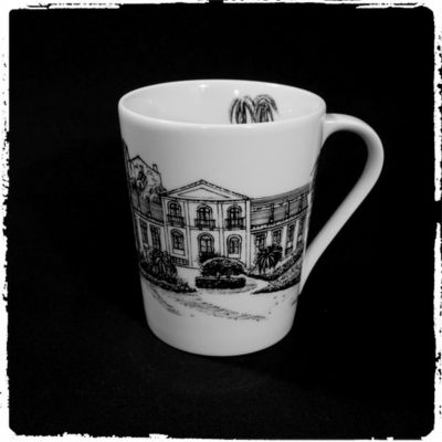 Caneca de porcelana branca com desenho de edifício histórico