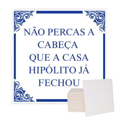 Azulejos brancos com placa decorativa azul e texto em português