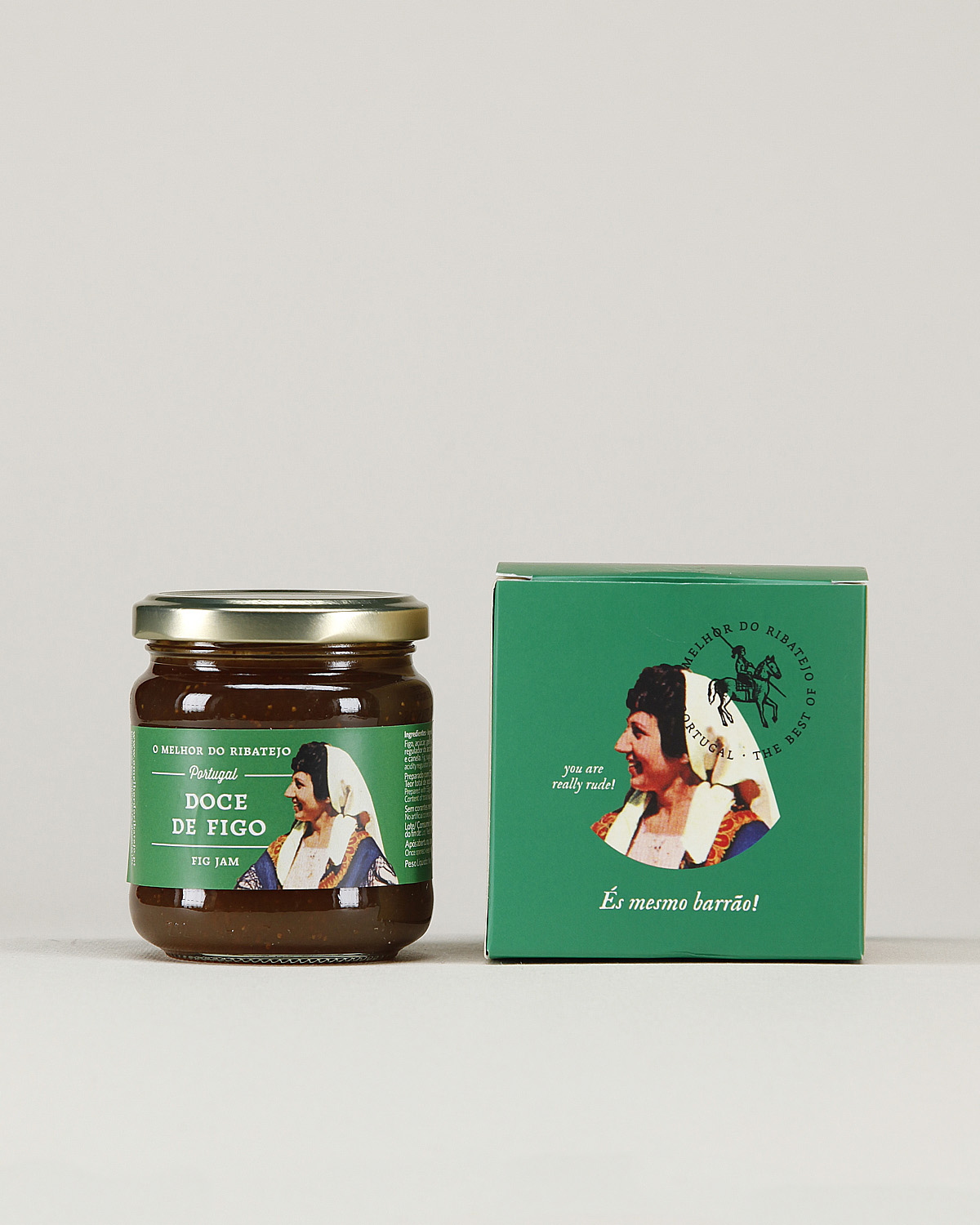 Geleia de figo em frasco de vidro com embalagem verde e figura feminina tradicional