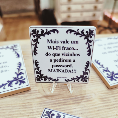 Placa decorativa em cerâmica com texto sobre Wi-Fi e vizinhos