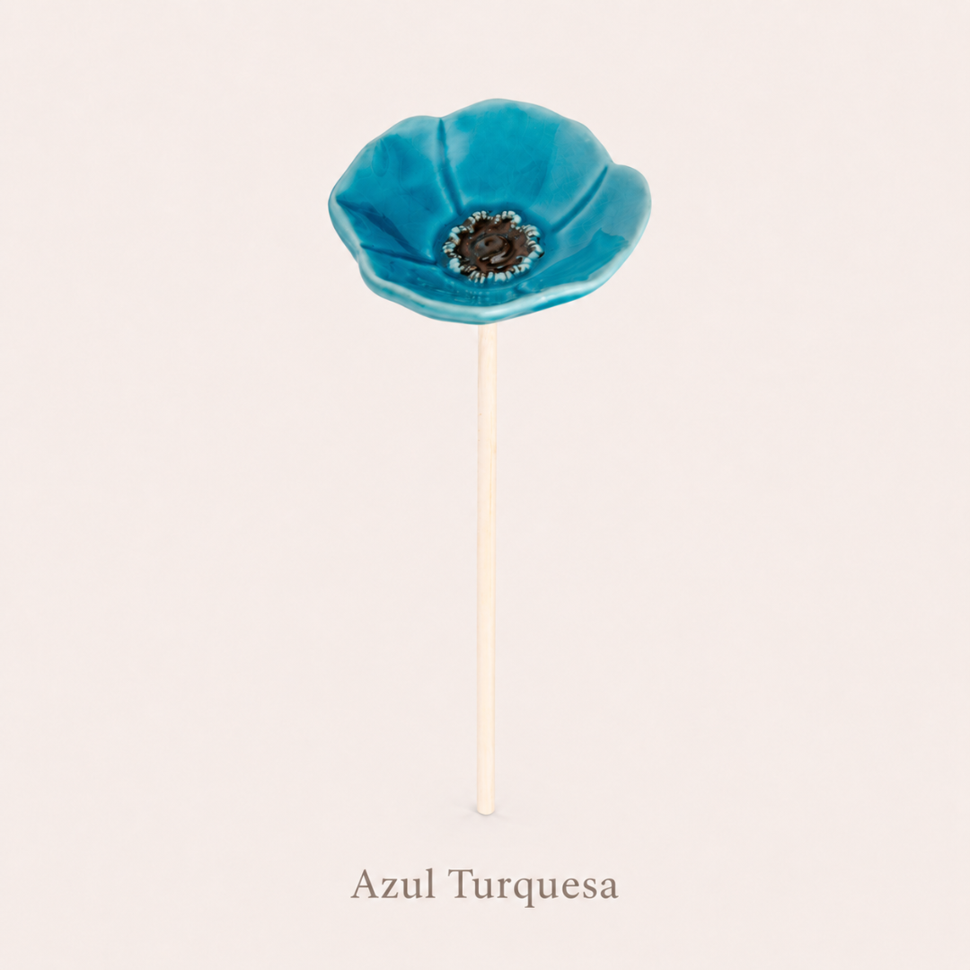 Flor decorativa azul turquesa em cerâmica com caule de madeira claro