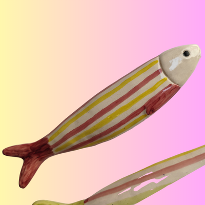 Figura decorativa em cerâmica em forma de peixe com riscas coloridas