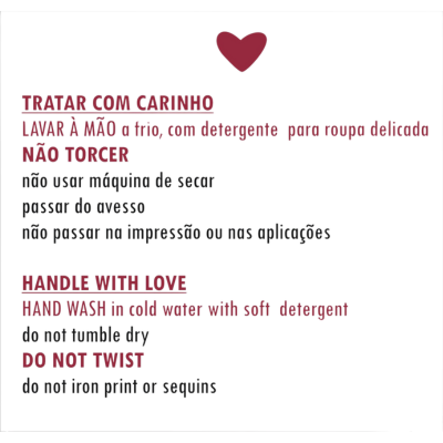Etiqueta de cuidados de roupa com instruções em português e inglês e ícone de coração