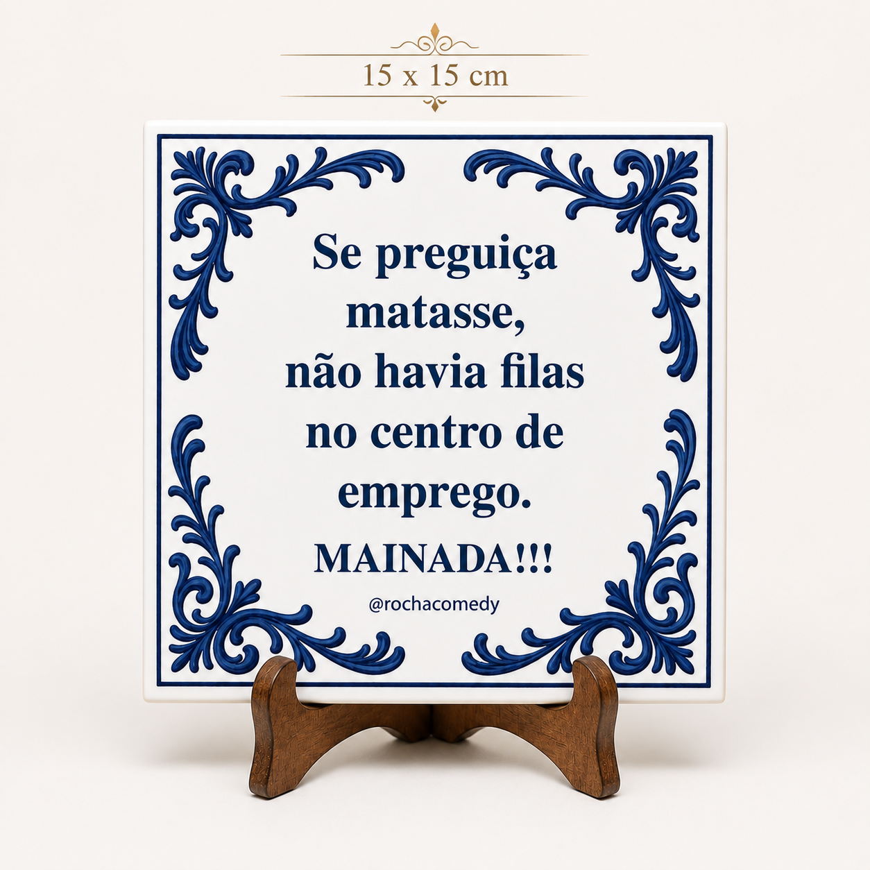 Azulejo cerâmico branco com moldura e texto azul sobre suporte de madeira