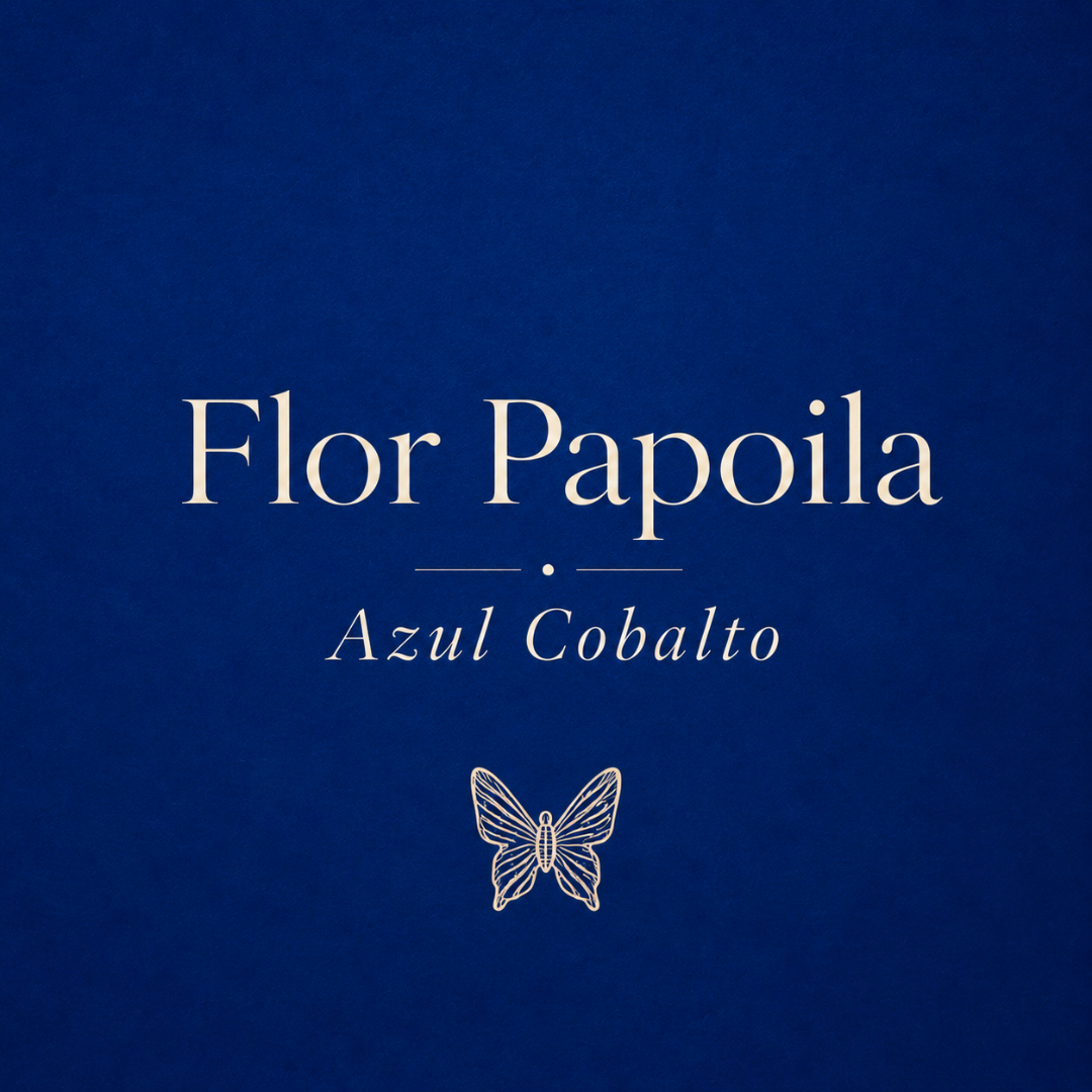 Texto Flor Papoila Azul Cobalto em fundo azul com borboleta desenhada