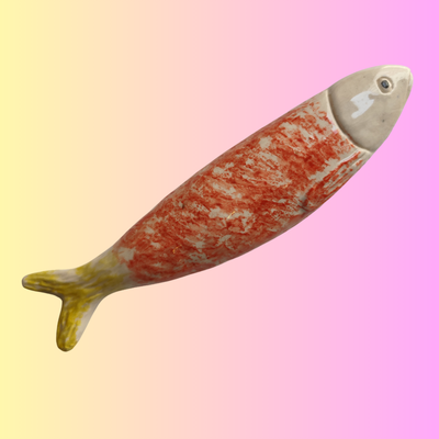 Peixe decorativo em cerâmica vermelho, amarelo e branco