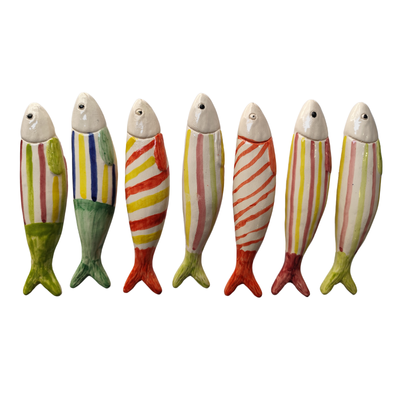 Sete peixes decorativos de cerâmica coloridos com riscas verticais e diagonais