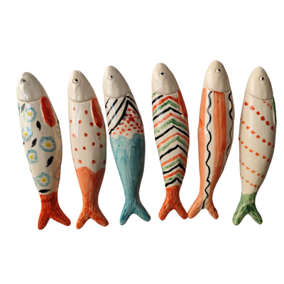 Seis peixes decorativos coloridos em cerâmica com padrões variados