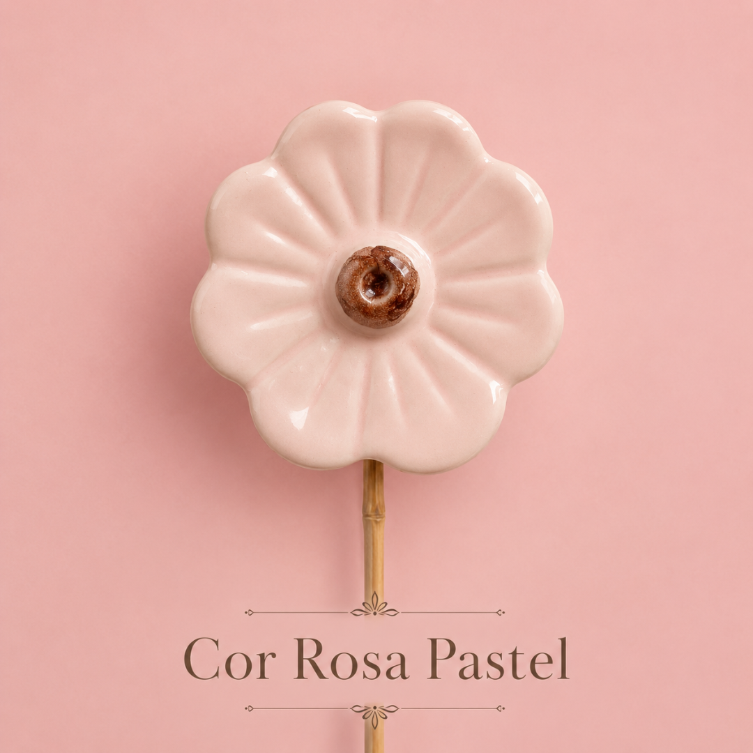 Flor cor-de-rosa pastel em suporte de madeira com texto Cor Rosa Pastel