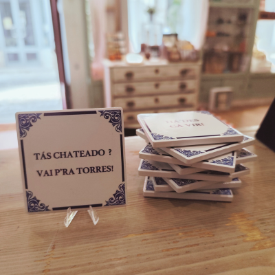 Azulejos decorativos em cerâmica com texto em português