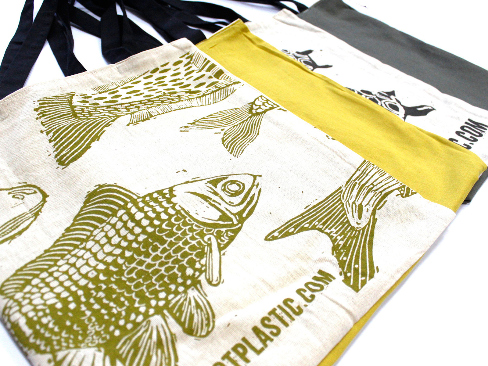 Sacos reutilizáveis de tecido com estampas de peixes e alças pretas