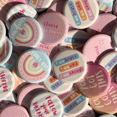 Botons redondos coloridos com frases motivacionais em inglês