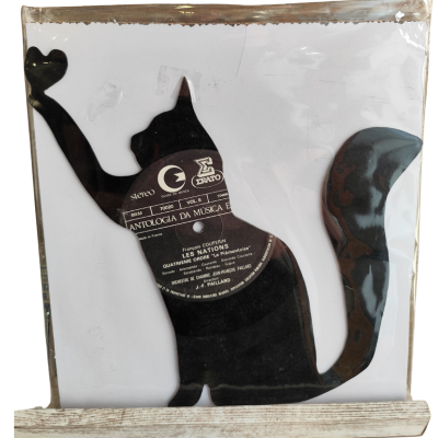 Silhueta preta de gato com rótulo de vinil no meio sobre fundo branco