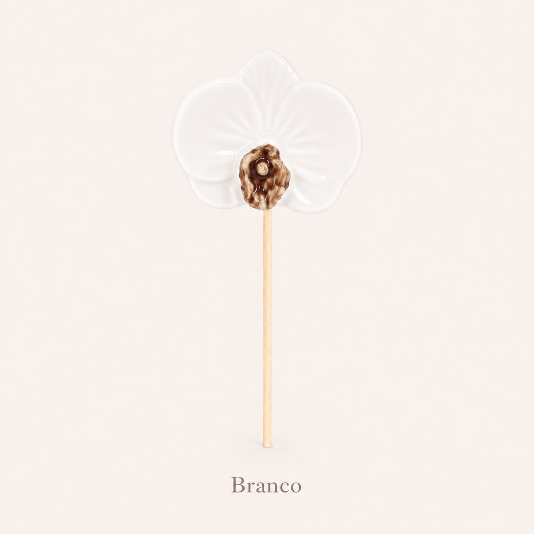 Flor branca de cerâmica com suporte de madeira