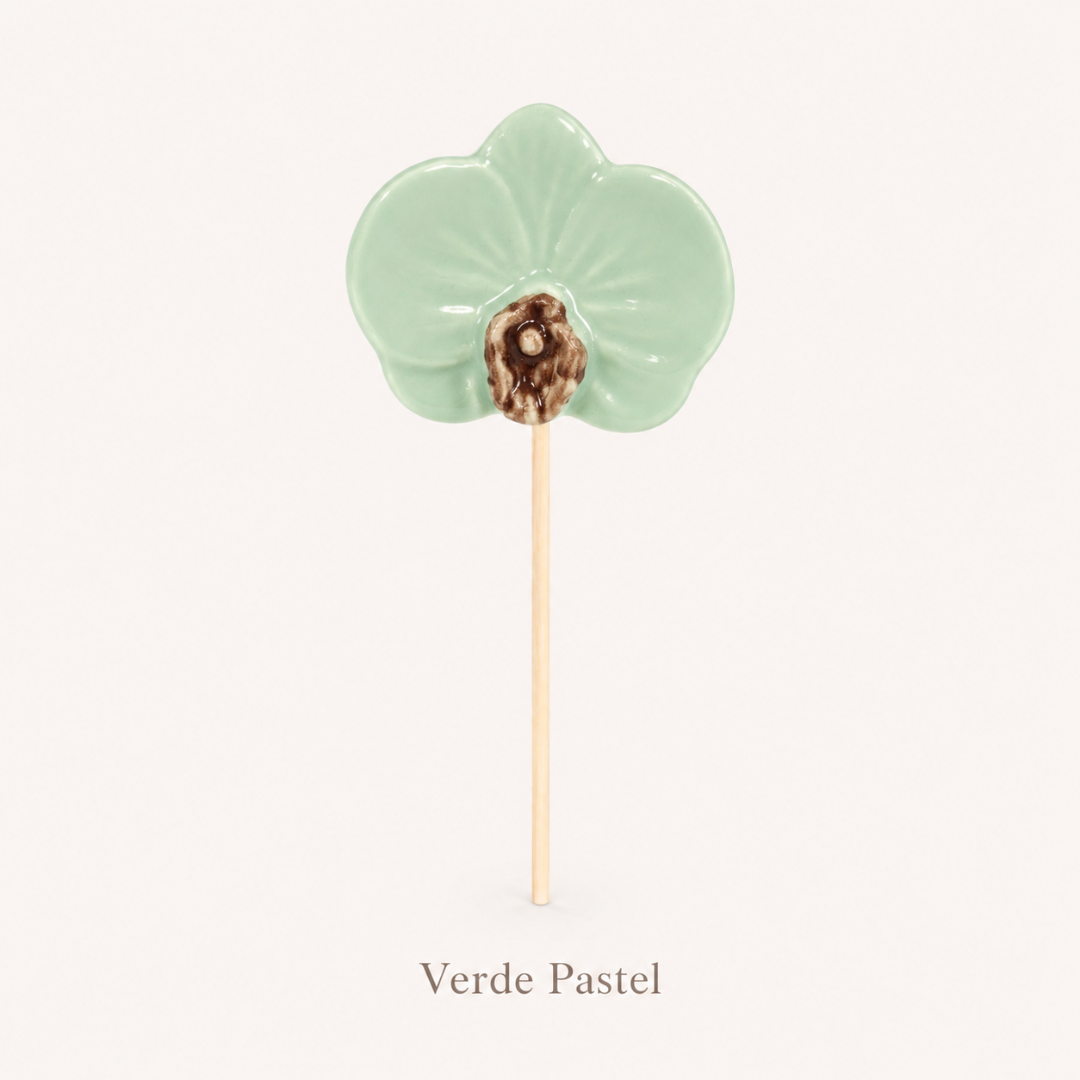 Joia flor verde pastel em cerâmica com haste de madeira