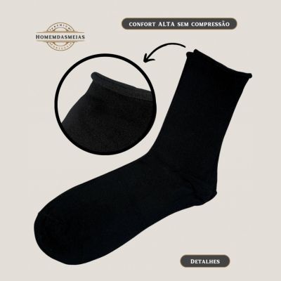 Meia preta lisa com borda dupla destacada em fundo cinzento claro