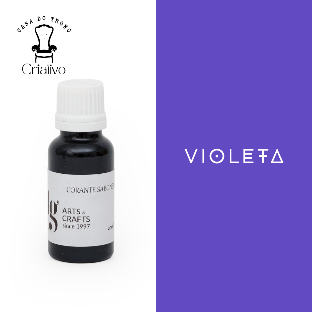 Frasco pequeno de corante para sabonete com tampa branca, etiqueta com texto e fundo dividido branco e roxo com logos.