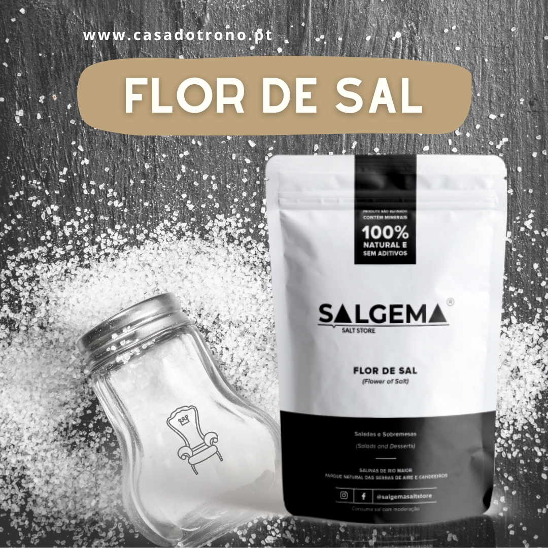 Embalagem de Flor de Sal Salgema ao lado de saleiro tombado sobre mesa com sal