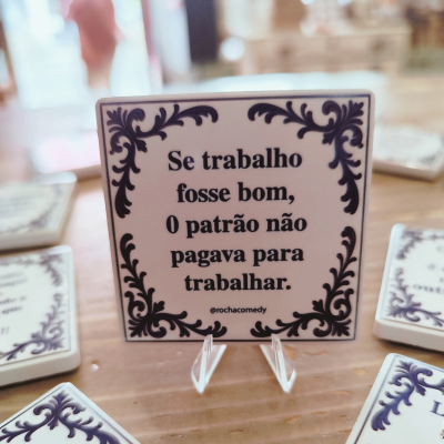 Placa decorativa em cerâmica com texto sobre trabalho em português.