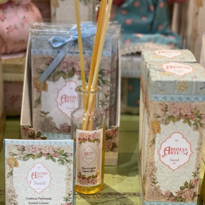 Conjunto aromatizador 'Aromas Arte Sweet' com frasco e caixa decorada floral