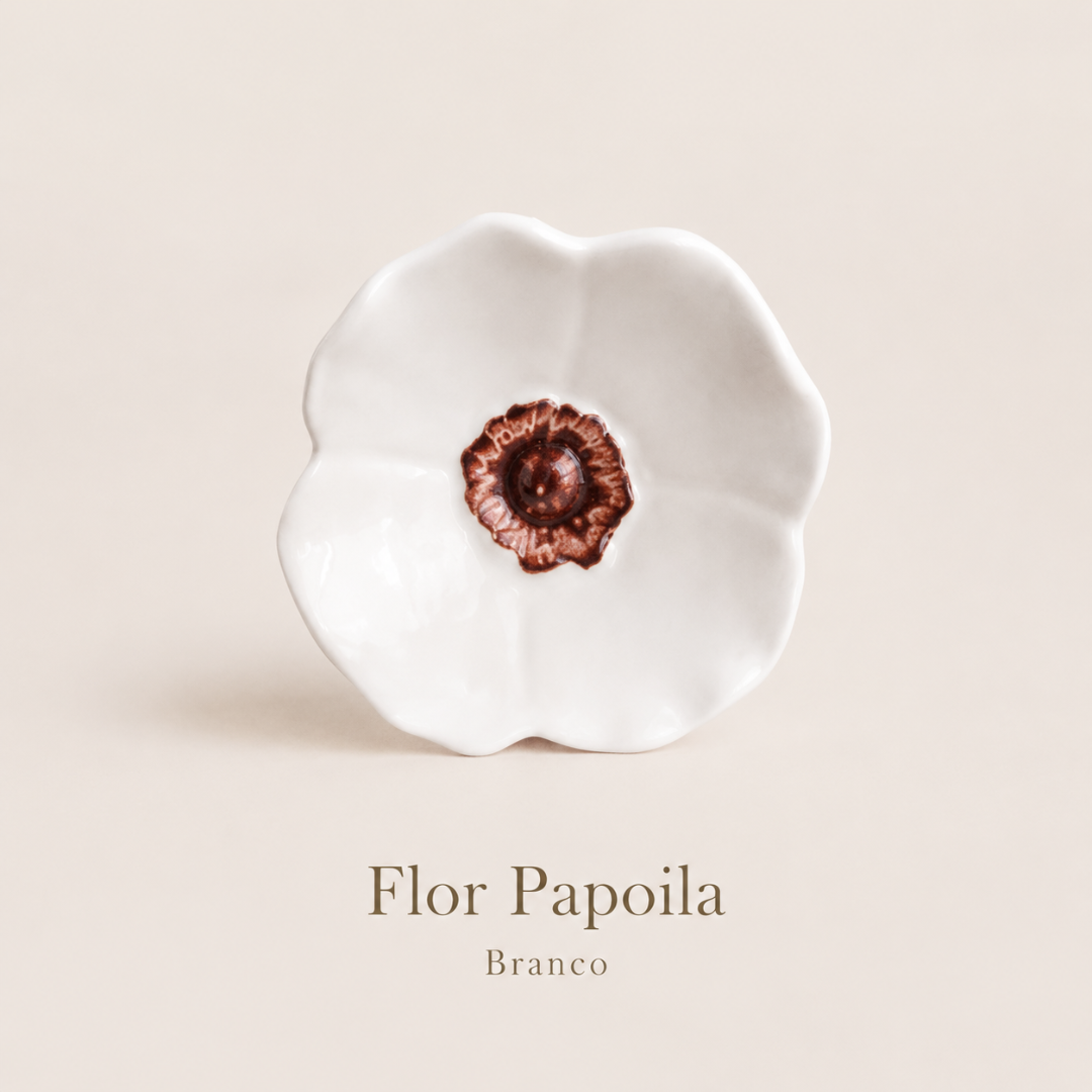 Prato decorativo formato flor de papoila branco com centro castanho